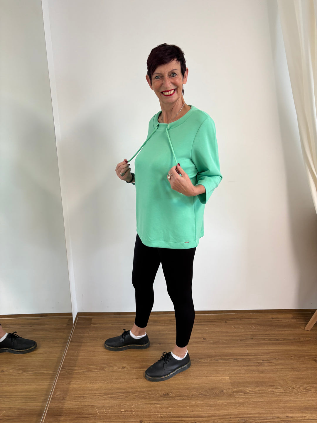 Grünes Sweatshirt mit Stehkragen
