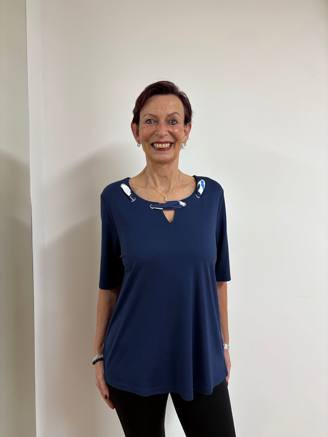 Blaues Oberteil mit Tuch Kragen - Vera Meyer