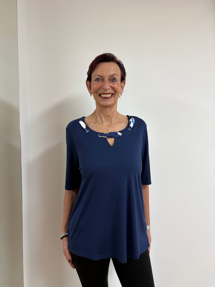 Blaues Oberteil mit Tuch Kragen - Vera Meyer