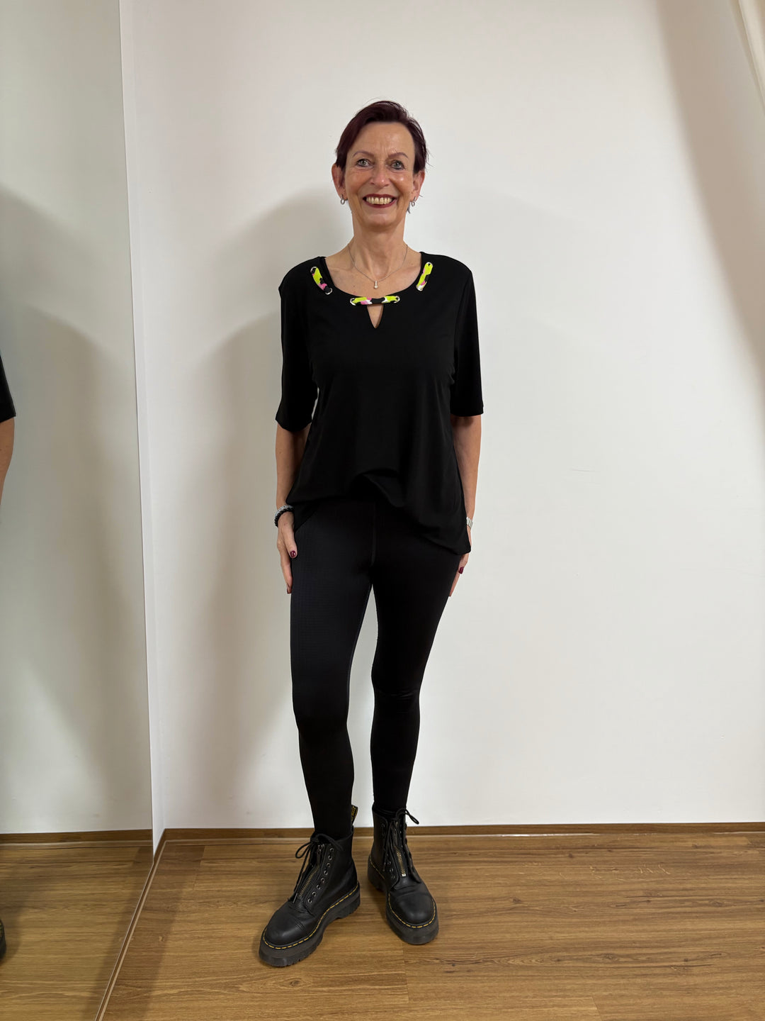 Schwarzes Oberteil mit Tuch Kragen - Vera Meyer