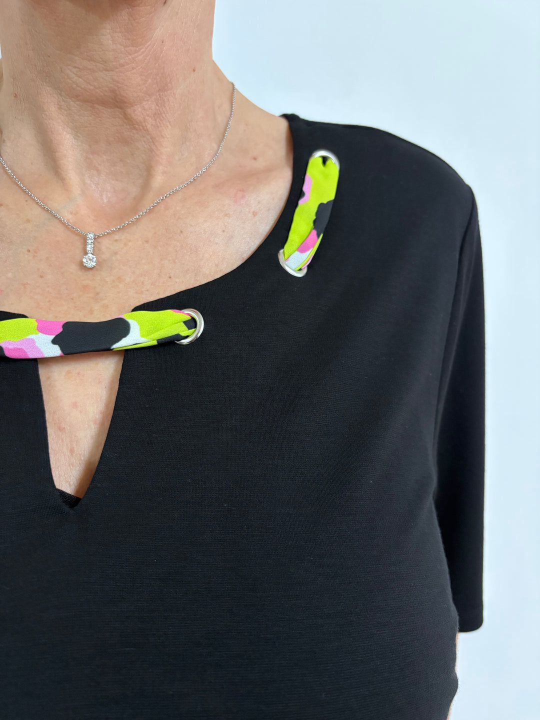 Schwarzes Oberteil mit Tuch Kragen - Vera Meyer